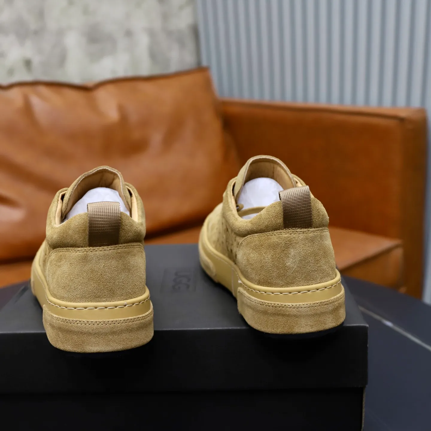 Ex-factory price: 620💰Thick wool imported from Australia Brand: UGG genuine purchase Size: 39-44 Grade: Official website 1:1 Material: First layer of genuine leather waterproof and antifreeze upper Real wool lining Original non-slip soft wear-resistant outsole Style category: Men's casual shoes Trendy style Comfortable on the feet Color: Official website color synchronization